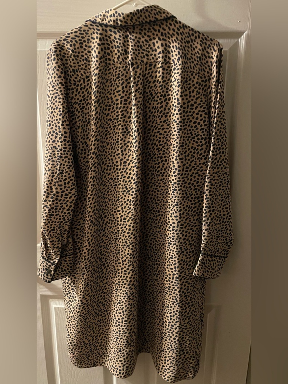 Ann Taylor Tan/Black Cheetah Print Shirt Dress W/shirt tail
No Belt.
EUC - Picture 4 of 7